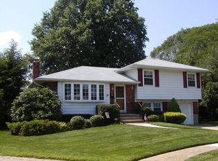 10 Darlene Ter, Farmingdale, NY 11735