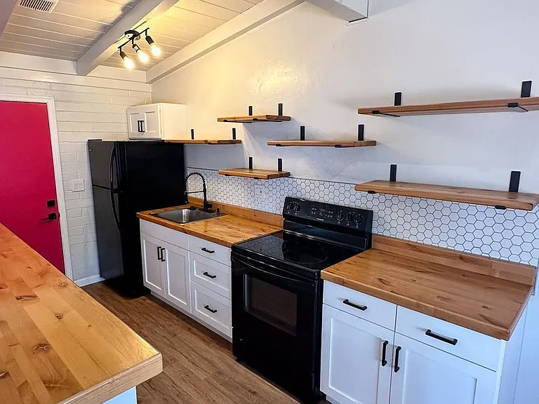 2770 N Forgeus Ave — Photo 5