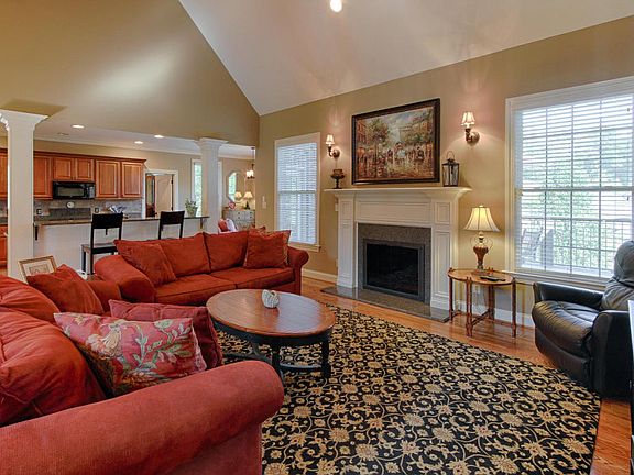 4th image of 700 Fox Dale Ln #7