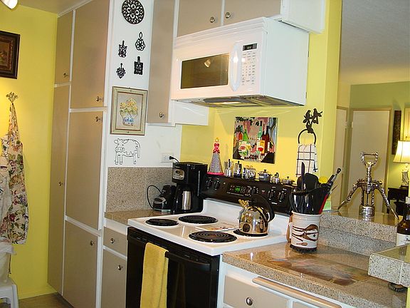 3rd image of 5328 Newcastle Ave Unit 5