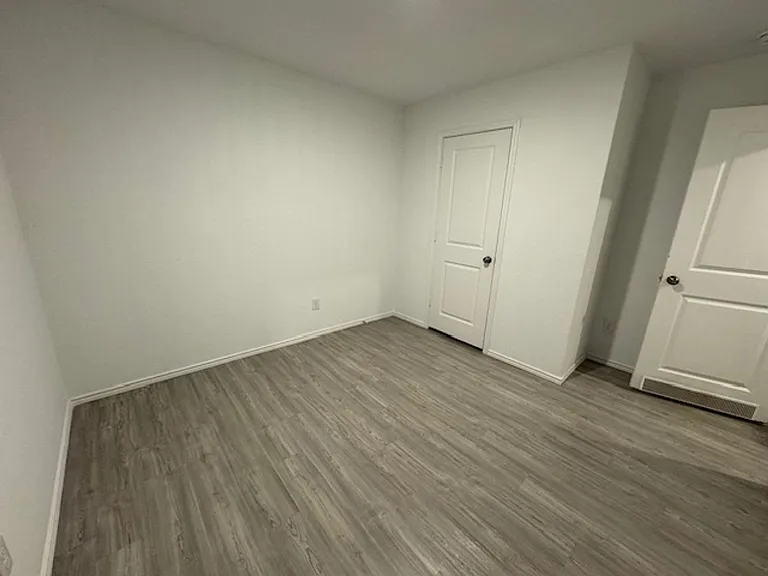 7010 Solar Rdg — Photo 21