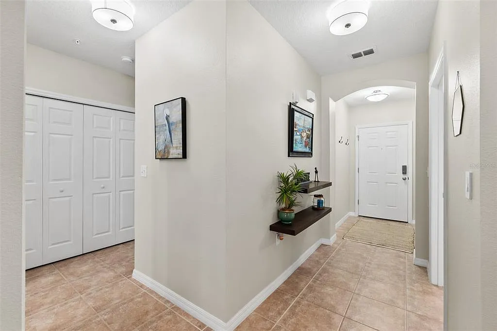 3 bed, 2.0 bath, 1377 sqft, $2,400 — Photo 2