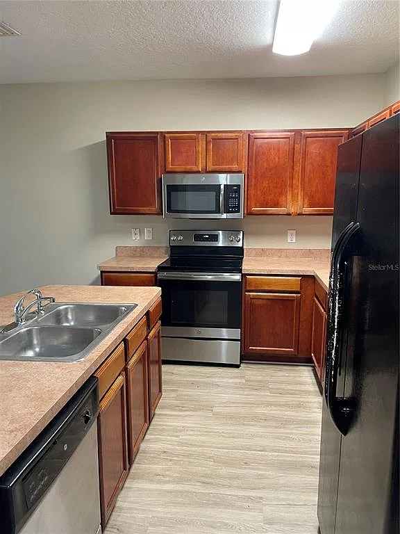 3 bed, 2.5 bath, 1630 sqft, $2,100 — Photo 4