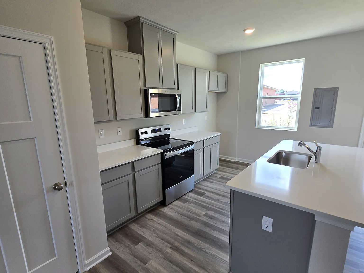 3 bed, 2.5 bath, 1431 sqft, $1,600 — Photo 3