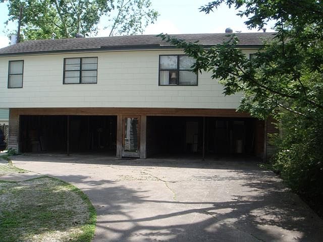 Parking for one vehicle in the far left side of the garage.