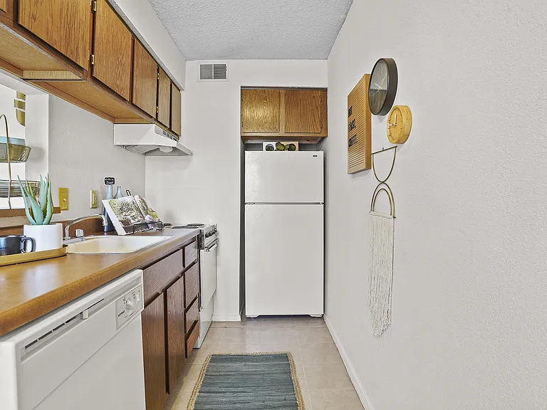 Raintree Apartments — Photo 8