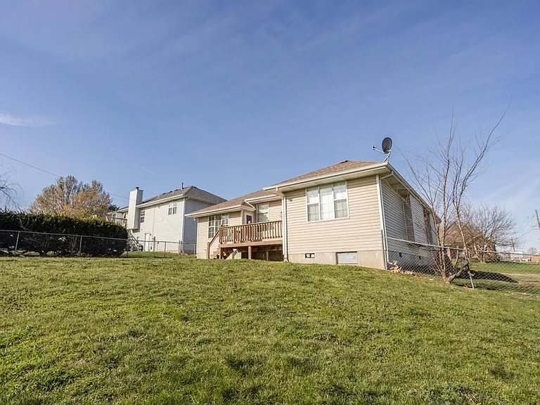 580 N Lynette Ave — Photo 9