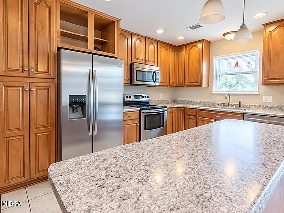 3rd image of 106 Stonehedge Dr