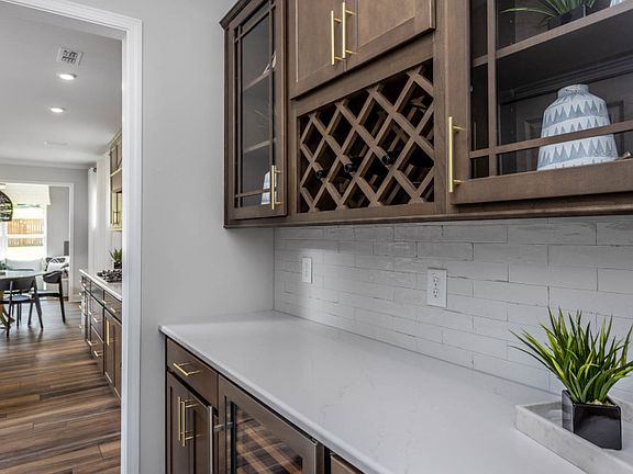 Pass Through to Kitchen Location of Optional Butler s Pantry