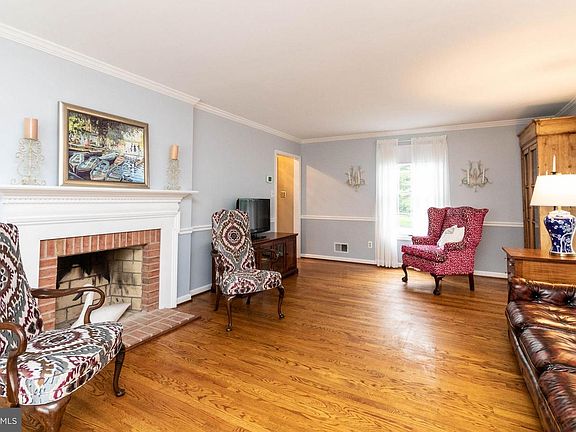 3rd image of 2359 Northcliff Dr