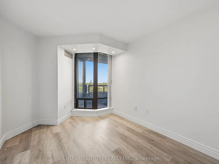 7440 Bathurst St #608 — Photo 19