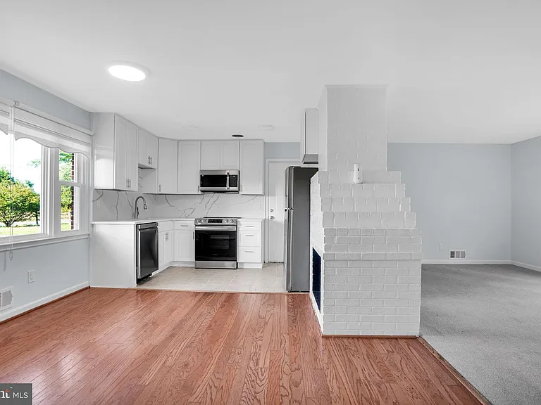 13209 Thornton Dr — Photo 3