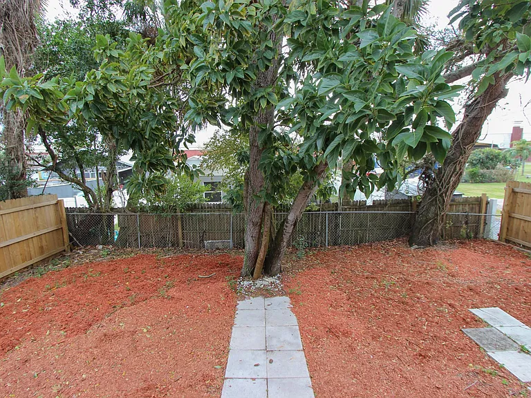 2701 E Columbus Dr — Photo 20