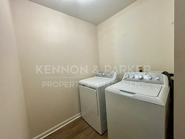 8001 Twin Chapel Dr — Photo 14