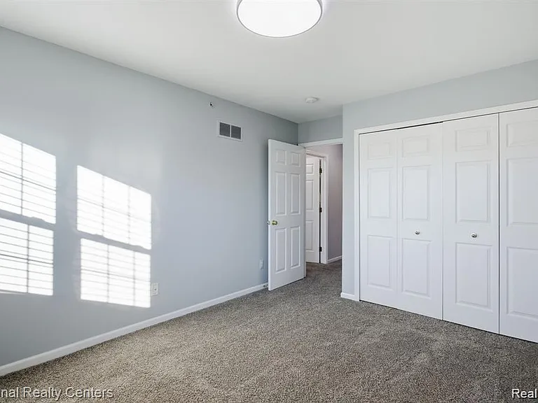 16878 Farmington Rd — Photo 13