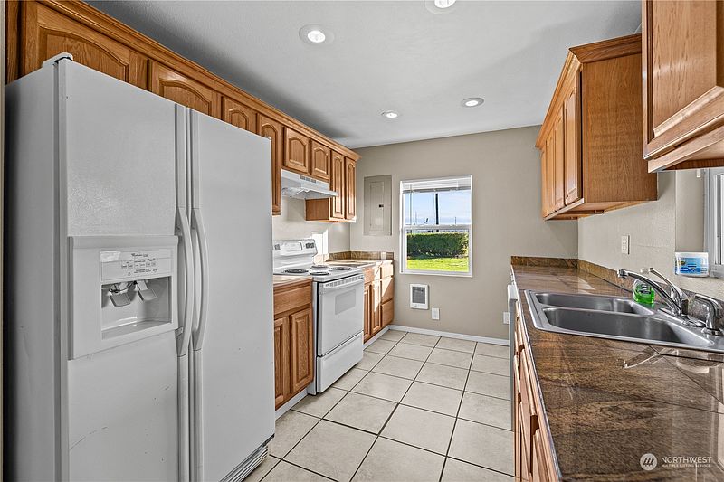 5th image of 610 30th Street