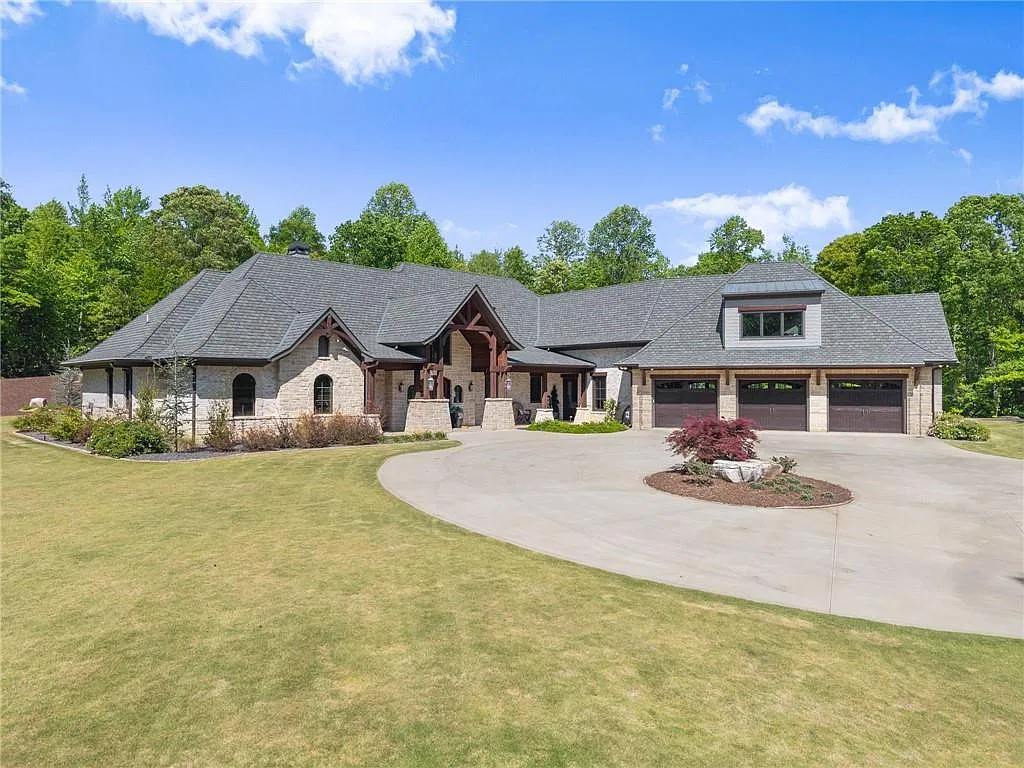 7 bed, 6.5 bath, 6302 sqft, $8,500 — Photo 2