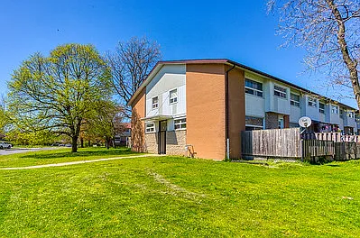 11 Manitou Cres W — Photo 3