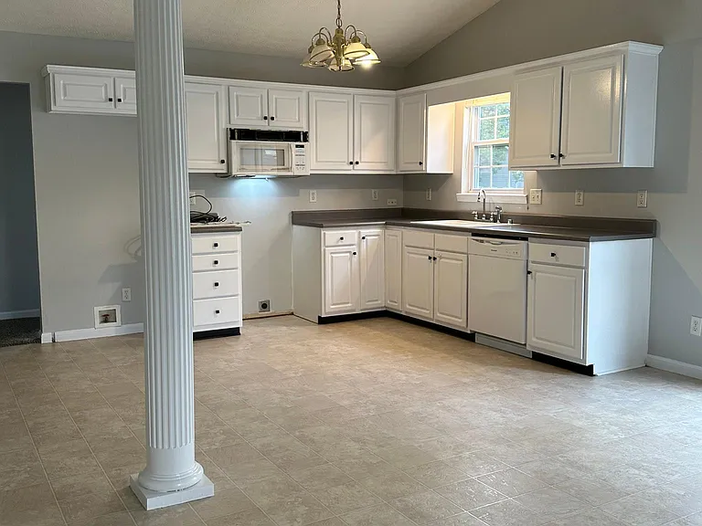 112 Chevy Chase Pl — Photo 3
