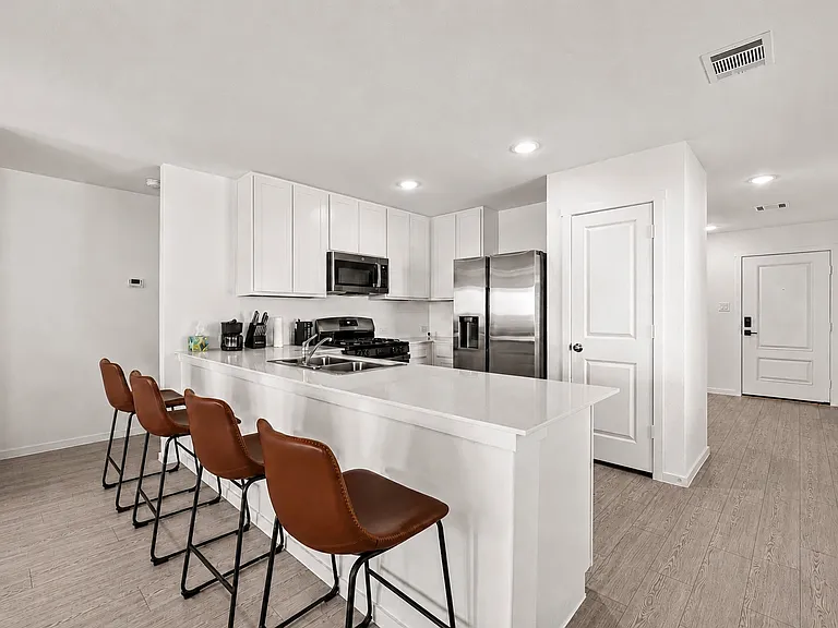 1527 Tiptop Mdw — Photo 2