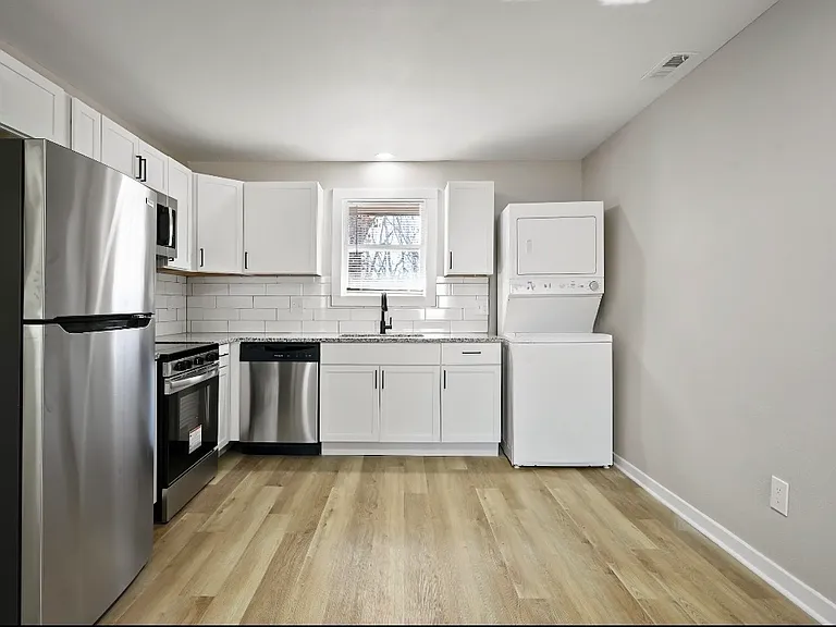 719 E College St #A — Photo 3