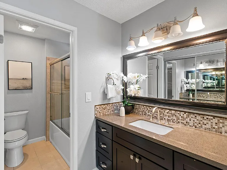 3833 Burton Cmn — Photo 6