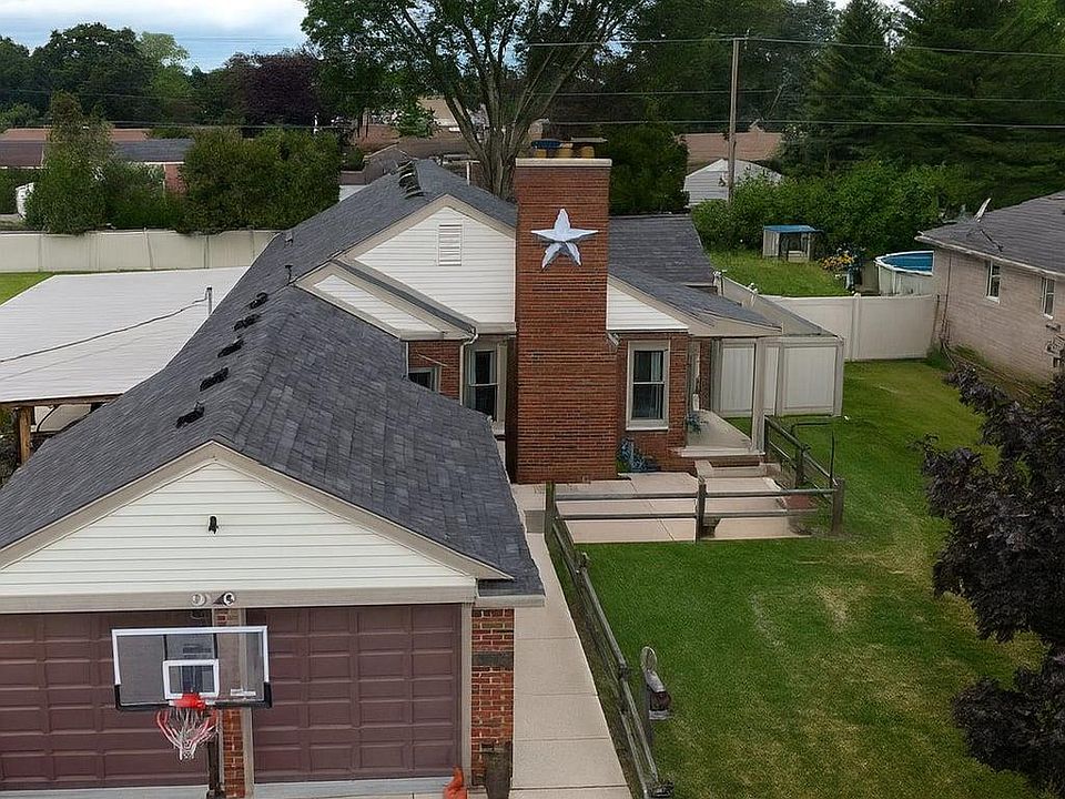 1st image of 8949 Roslyn St