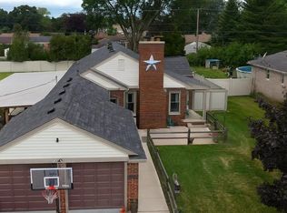 8949 Roslyn St, Livonia, MI 48150