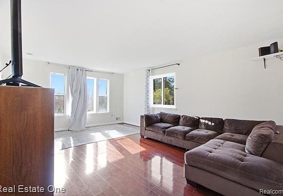 3rd image of 23031 Colgate St