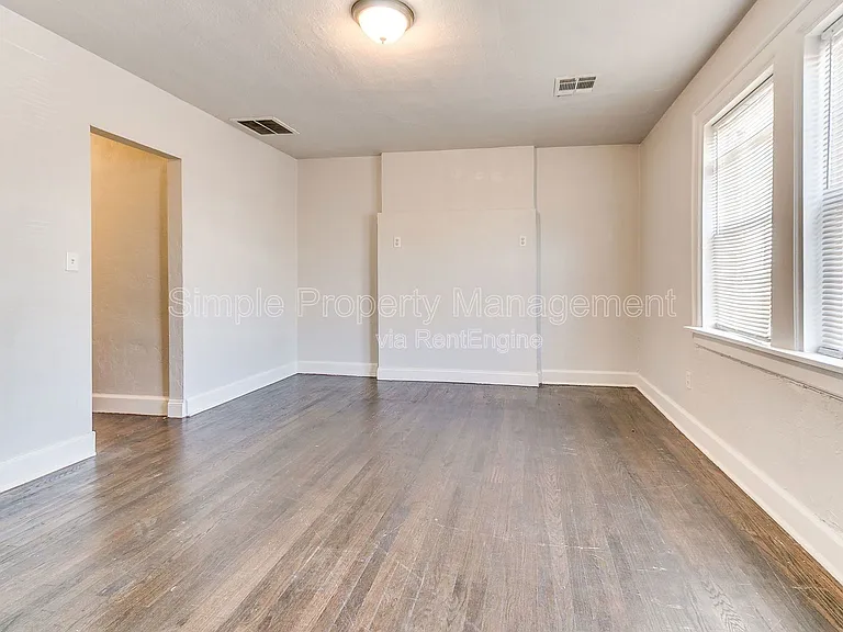 946 East Dr — Photo 3