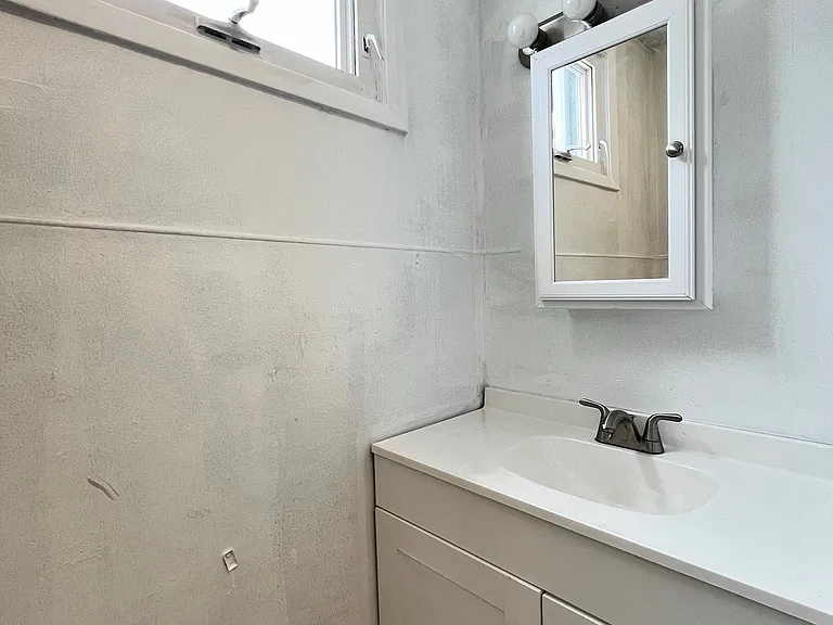 156 W Washington St #1 — Photo 2