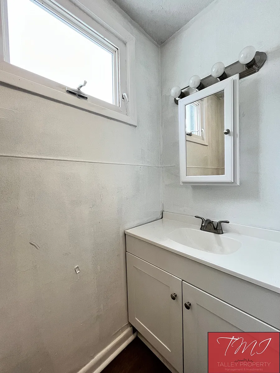 Building Photo - 156 W Washington St #1