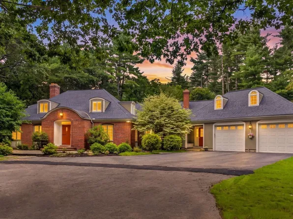 8 Buttercup Ln, Dover, MA 02030