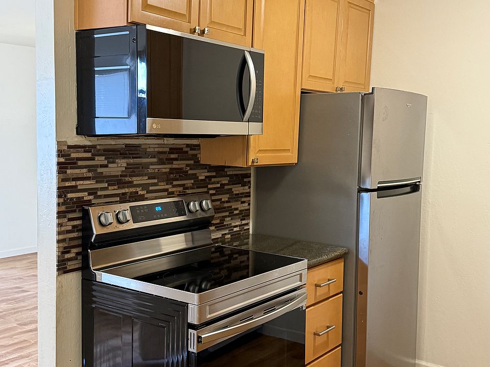 kitchen with stainless steel appliances 
almost NEW