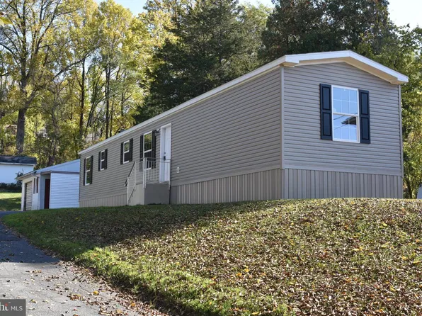 702 N Ironstone Dr, Boyertown, PA 19512