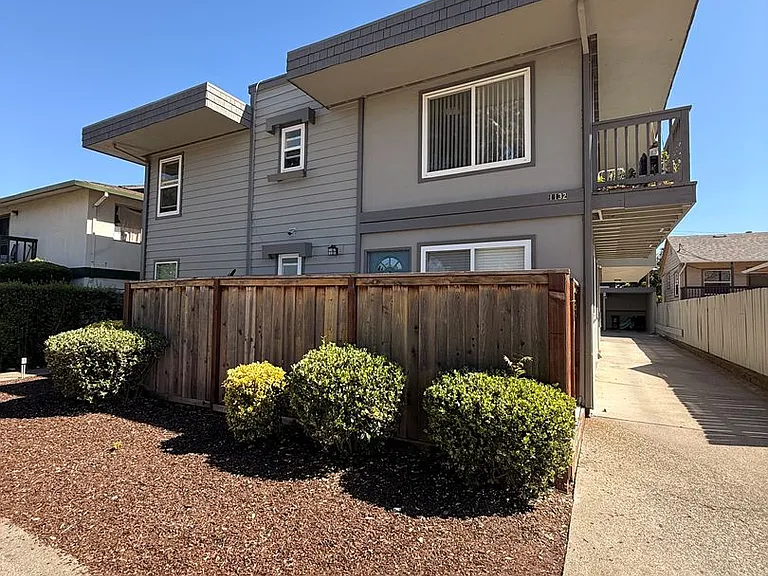 1132 Capuchino — Photo 2