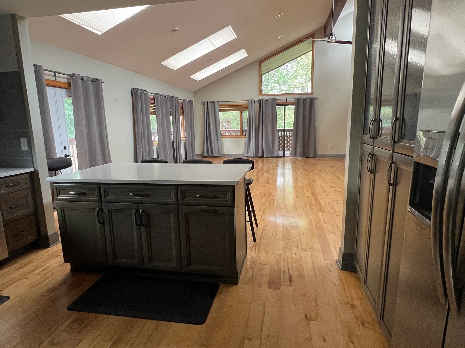 4 bed, 4300 sqft, $4,500 — Photo 4