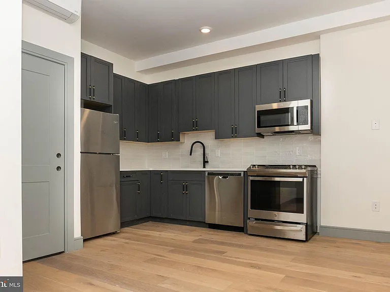 327 S 16th St #2R — Photo 2