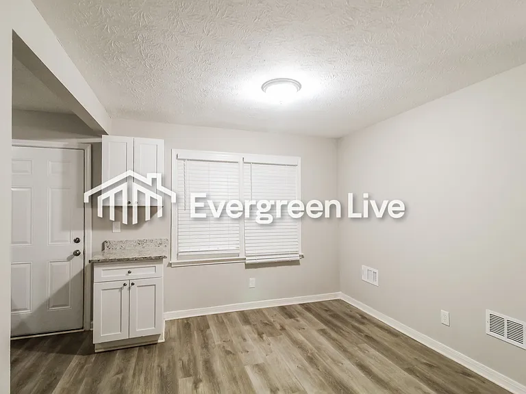 390 Springlake Dr — Photo 11