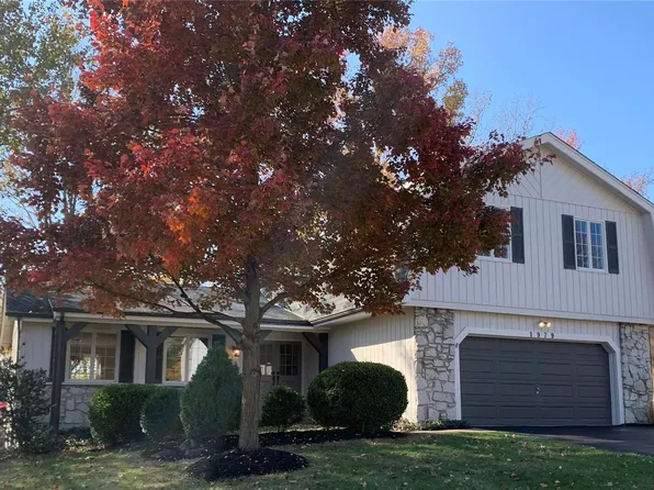 1979 Cedarmill Dr, Chesterfield, MO 63017