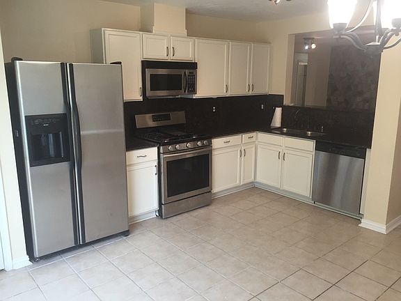 Kitchen w/ all appliances included
