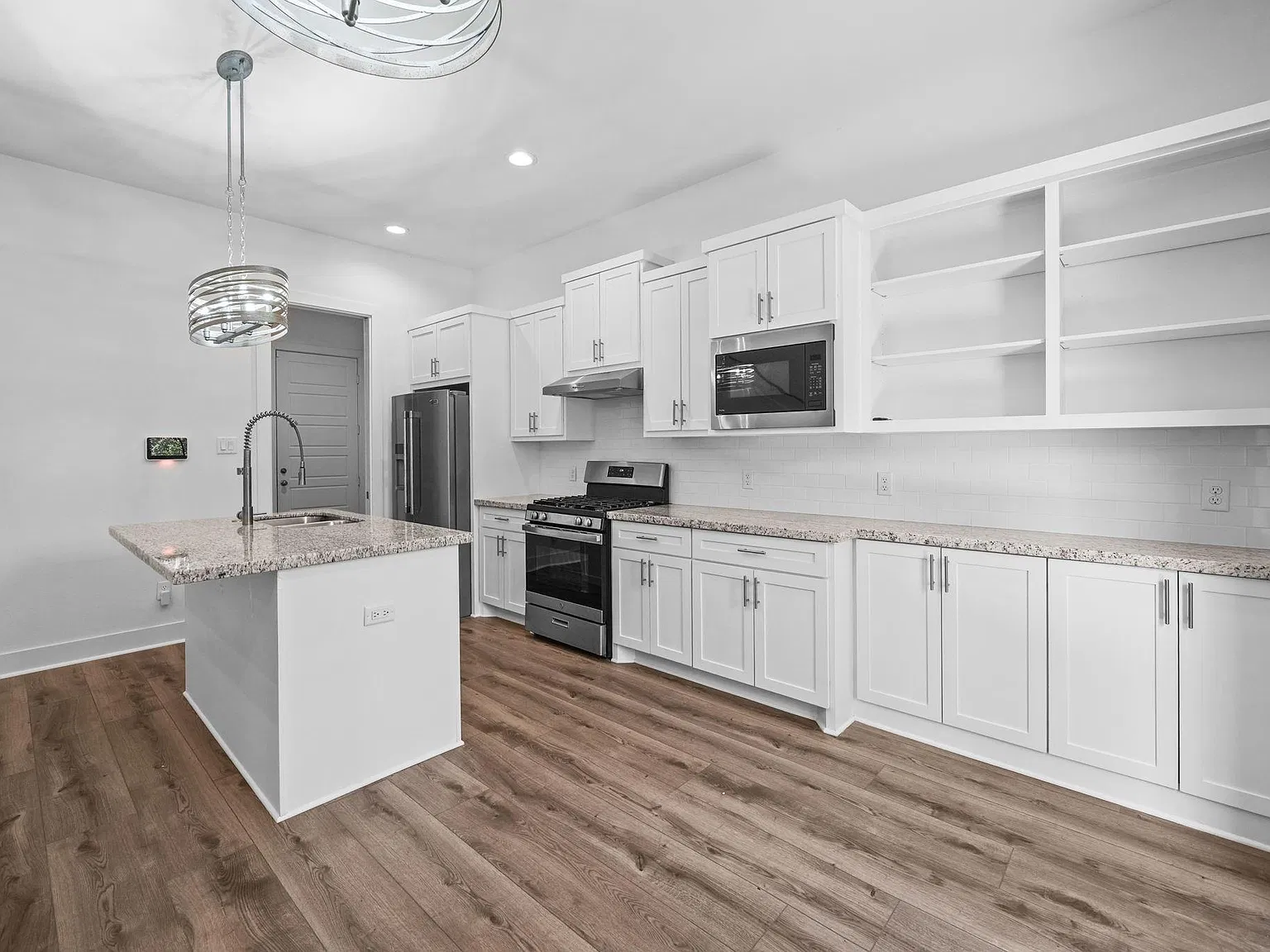 4 bed, 3.0 bath, 2300 sqft, $3,100 — Photo 4