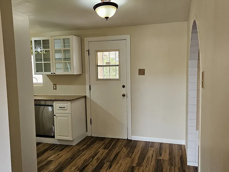 1427 S Farmer Ave — Photo 8