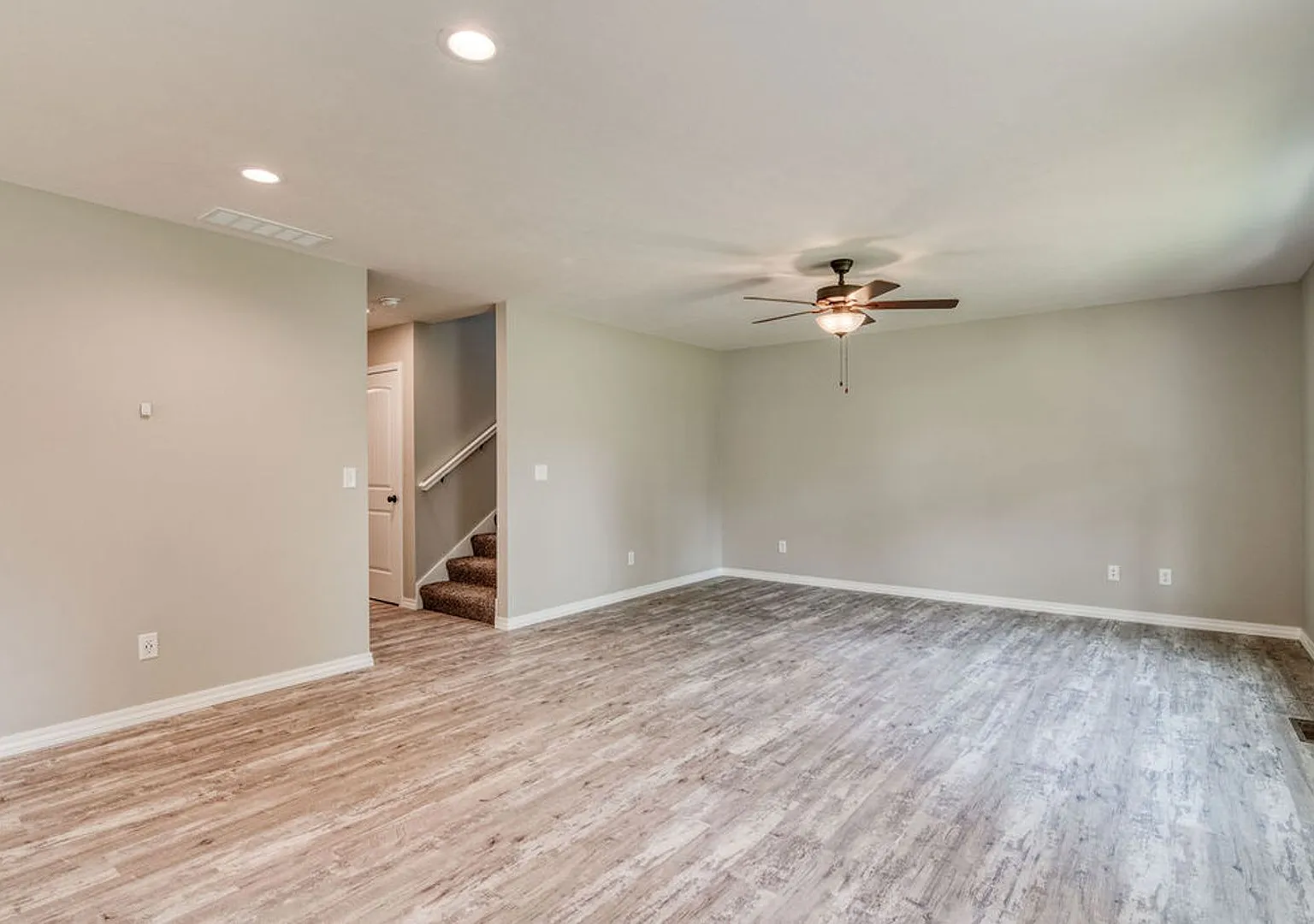 Nearly New 3 Bedroom 2.5 Bathroom Springfield Home — Photo 2