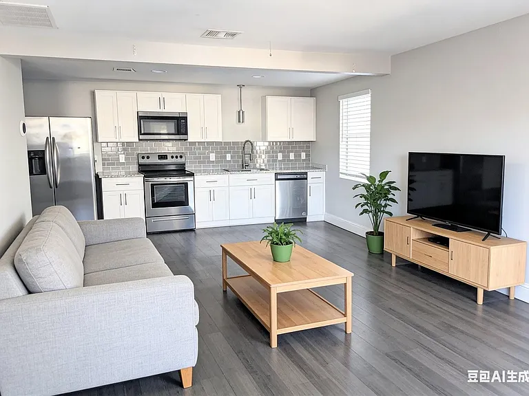 813 1/2 Alexander St #1 — Photo 1