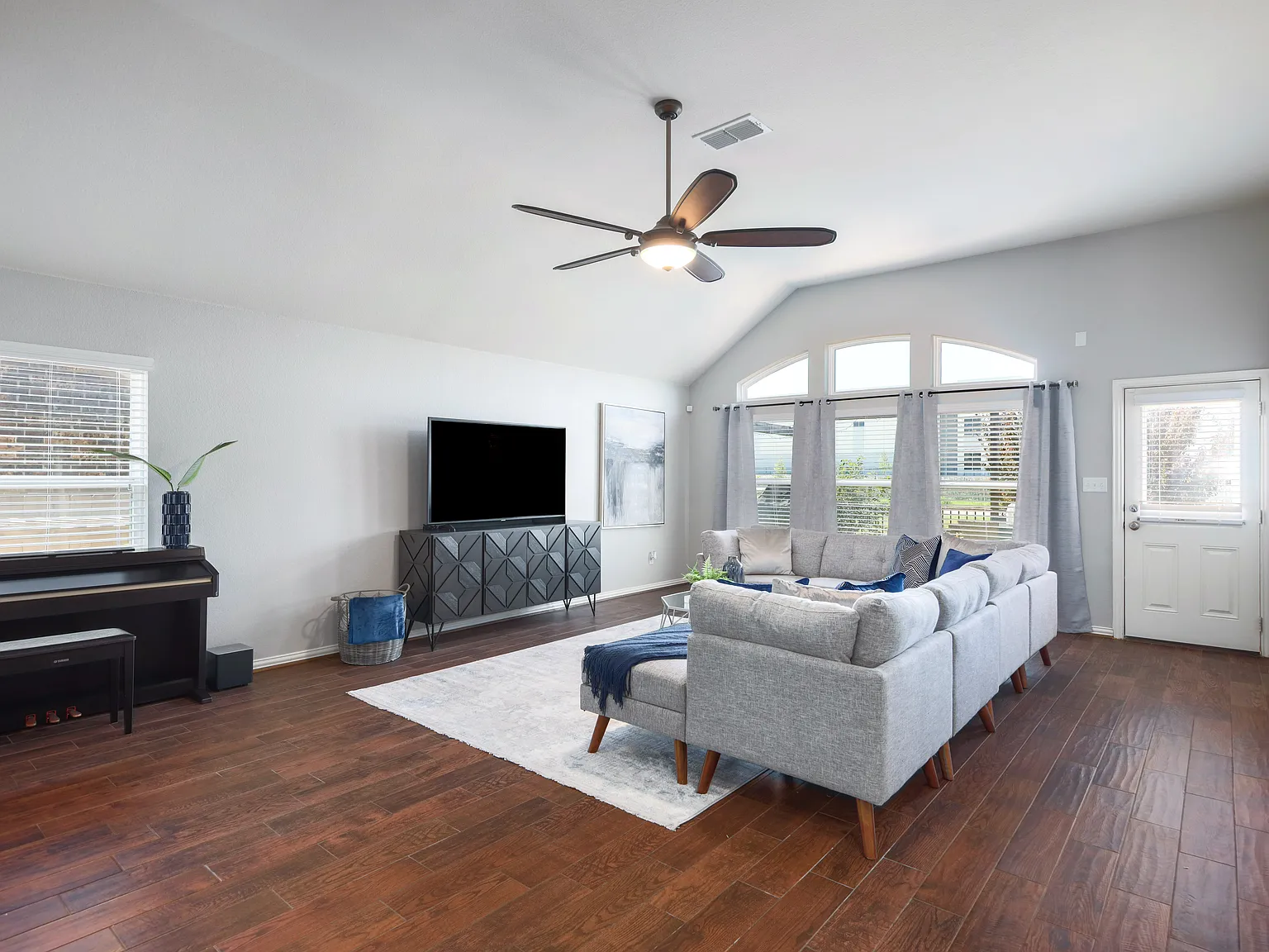 4 bed, 2675 sqft, $6,000 — Photo 4