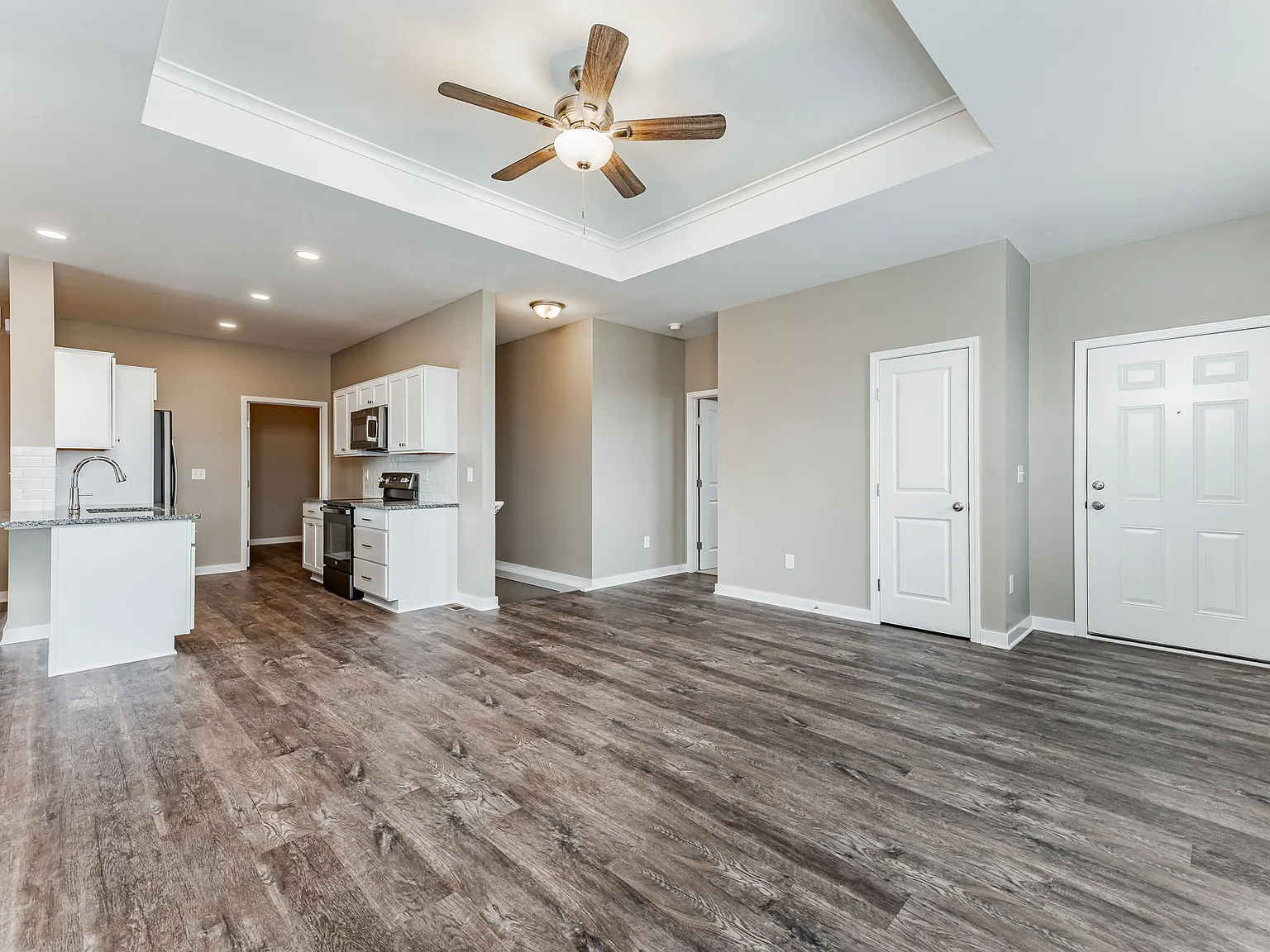 5 bed, 2300 sqft, $2,450 — Photo 3