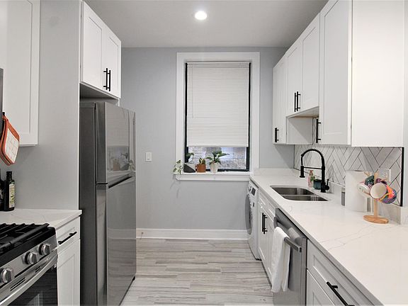 4th image of 841 W Cornelia Ave APT 1S