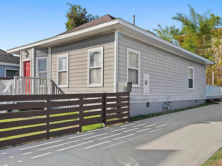 Driveway
Exterior