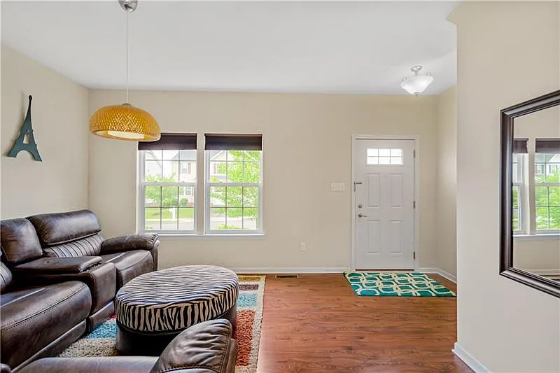 3 bed, 2112 sqft, $3,200 — Photo 4